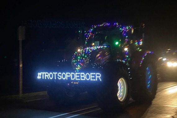 tractors en trucks by night